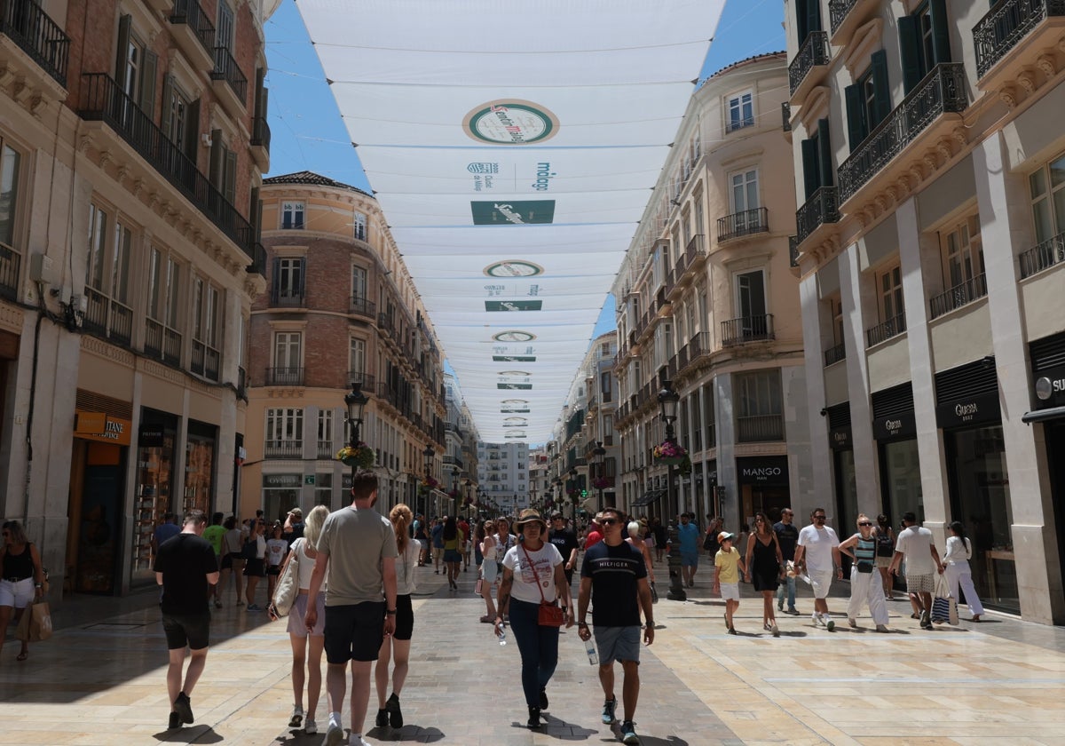 Son 52 lonas las que cubren calle Larios.