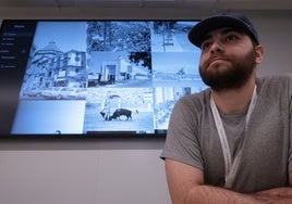 Alejandro García Peláez, con las imágenes de Málaga de la aplicación Panoruma al fondo.