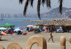 Bañistas este viernes en la playa de El Dedo, en Málaga capital.