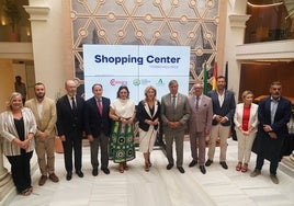 España, este viernes, junto a representantes empresariales y del Ayuntamiento de Torremolinos.