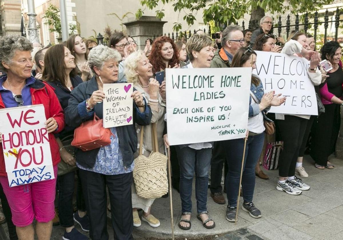 Imagen principal - Homenaje a las mujeres que pasaron por las lavanderías de Irlanda, uno de los edificios en que se ubicó y enterramiento de las cenizas de 155 mujeres que habían sido inhumadas sin la debida identificación.