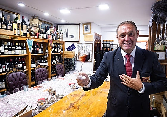 Manoja con una copa de vino antes de catarla en la sede de su escuela de formación, en la calle San Miguel de Torremolinos.