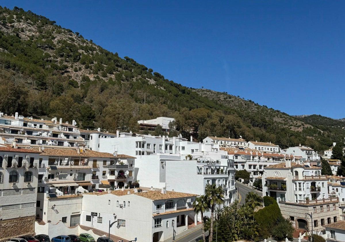 Detenido en Mijas por agredir a policías locales tras ser captado por actos vandálicos en la calle