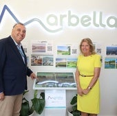 El consejero de Turismo, Arturo Bernal, y la alcaldesa de Marbella, Ángeles Muñoz.
