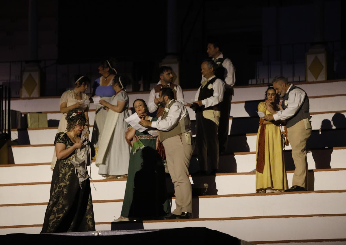 Imagen secundaria 1 - Una historia de amor en forma de ópera toma la plaza de toros de Antequera
