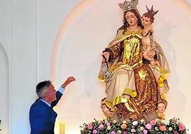 Juan Vega parece hablarle a la Virgen del Carmen del Puerto tras su entronización y bendición.
