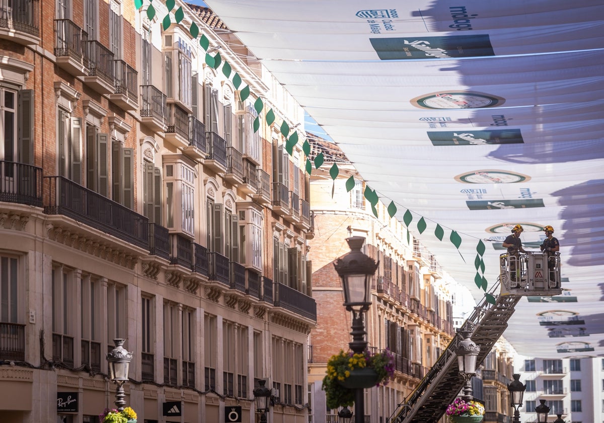 Retirada de las guirnaldas, esta tarde en calle Larios.