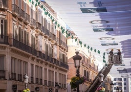 Retirada de las guirnaldas, esta tarde en calle Larios.