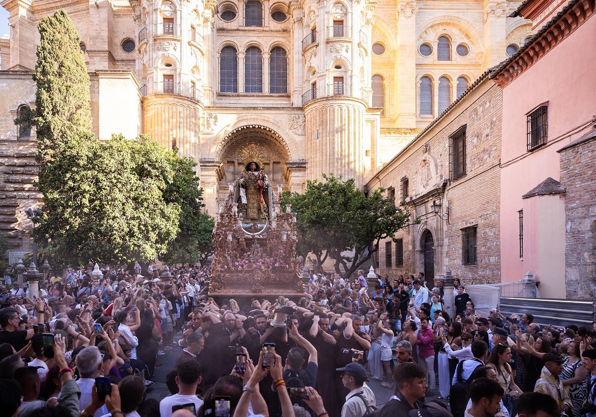 Momento de la salida de la Virgen del Carmen de El Perchel desde la Catedral.
