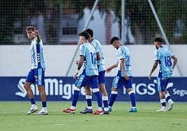 Ñino, a la izquierda, celebra su segundo tanto en el Málaga-Amtequera.