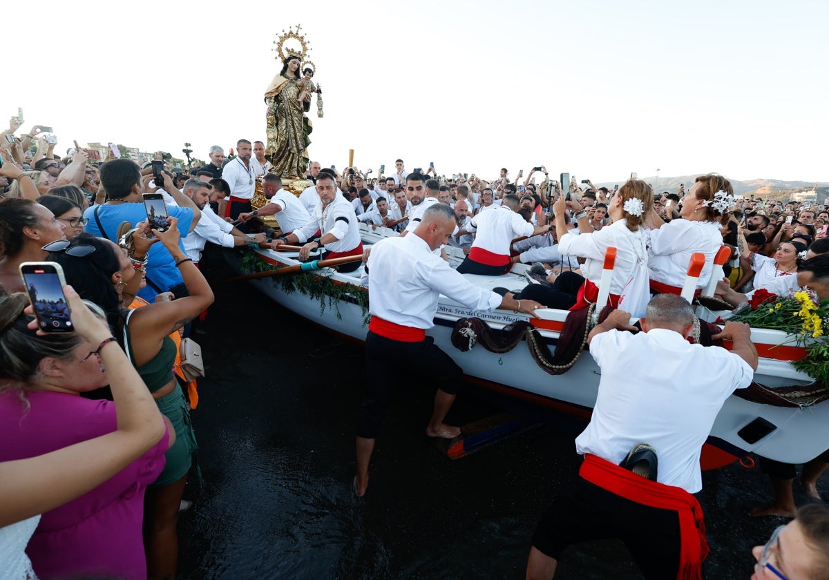 La Virgen del Carmen de Huelin, una vez embarcada en 'La San Andrés'.