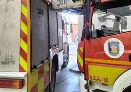 Trasladan a dos personas al Hospital Regional tras un incendio en una vivienda en Málaga capital