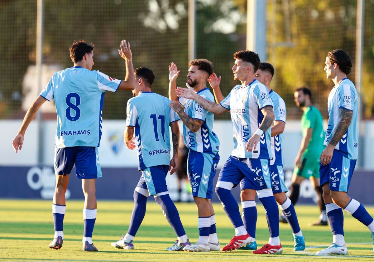Los jugadores del Málaga se saludan tras cerrar la goleada contra el Antequera.