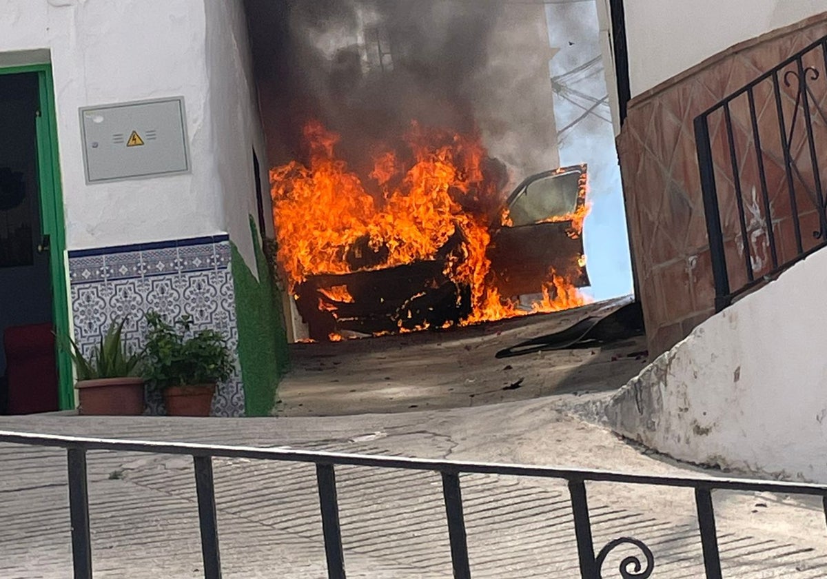 Imagen del vehículo ardiendo, este domingo en el casco histórico de Torrox.