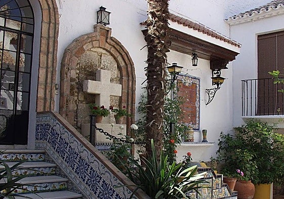 Tumba del Tempranillo en el patio de la iglesia de Alameda.