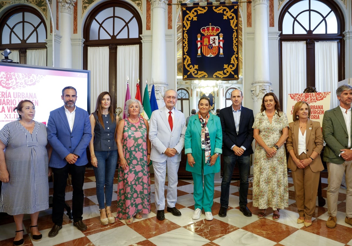 Imagen principal - La presentación se celebró en el Salón de los Espejos del Ayuntamiento. 