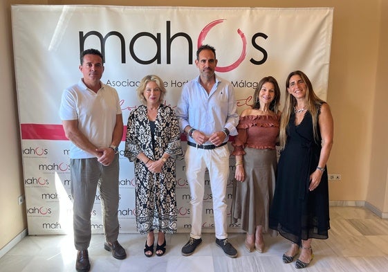 Directivos de Mahos y delegación territorial de Empleo, este lunes tras la reunión de análisis del sector.