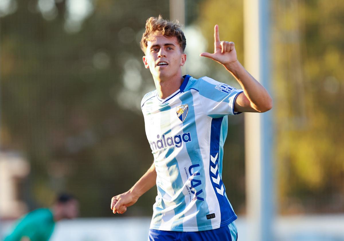 Adrián Niño celebra uno de sus dos goles en el amistoso ante el Antequera.