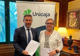 Francisco José Reguera, de Unicaja, y Victoria Eugenia Ribes, presidenta de la Agrupación de Gloria.