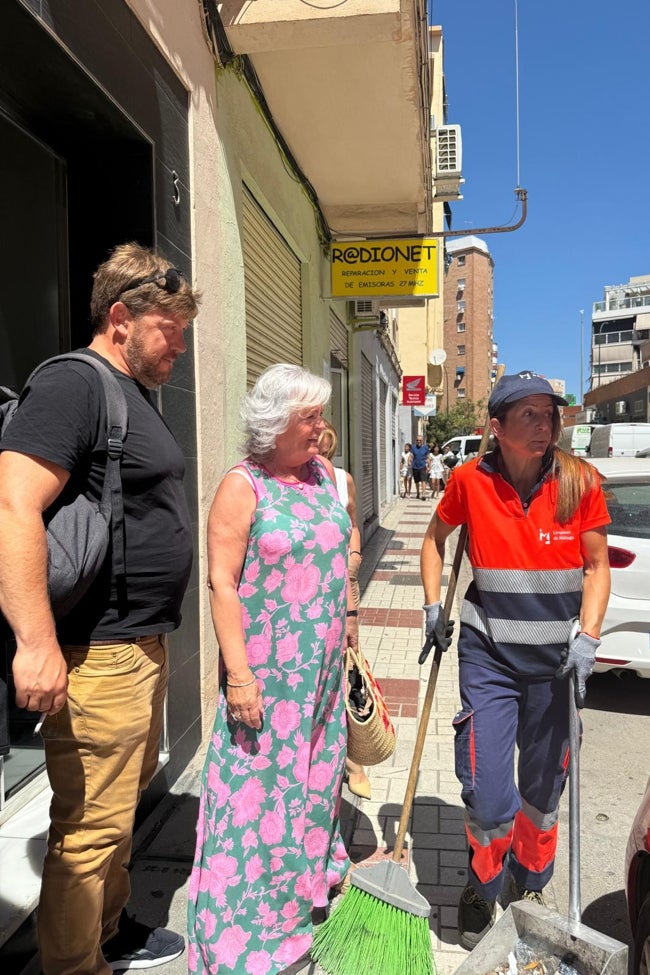 Los concejales se encuentra con una operaria de Limasam en la calle Flores García, que se queja de la falta de personal.