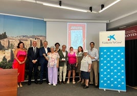 Cofrades y colaboradores durante la presentación de la campaña '300 pares de zapatillas para 300 niños'.