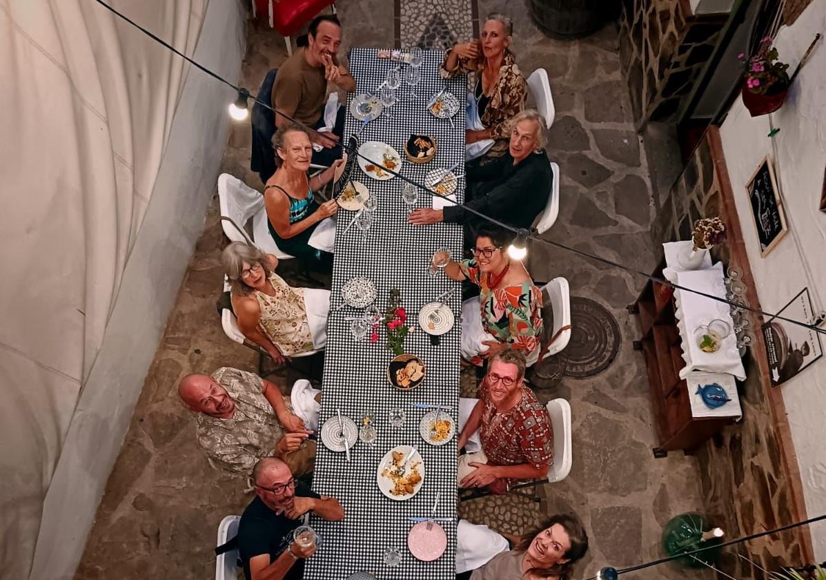 En este callejón de Benalauría se cocinan momentos muy especiales.