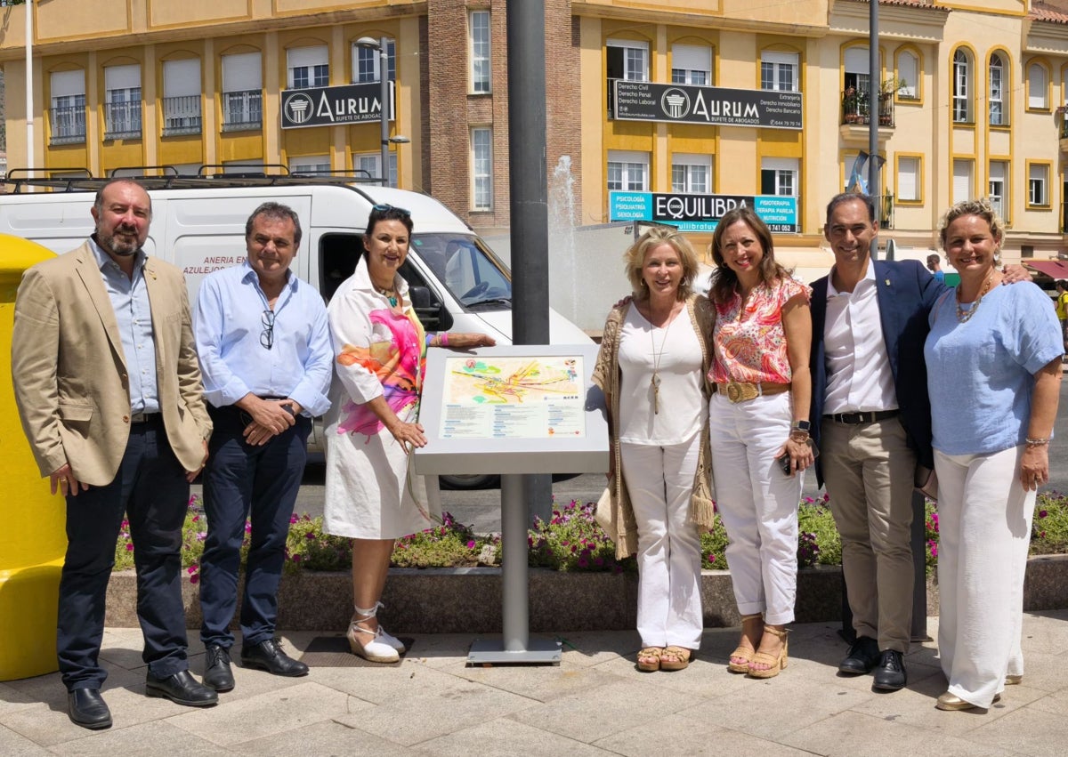 Imagen secundaria 1 - Navarro ha estado acompañada por el alcalde de Benalmádena y la delegada territorial de Empleo.