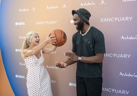 La consejera de Deporte y Jaylen Brown.