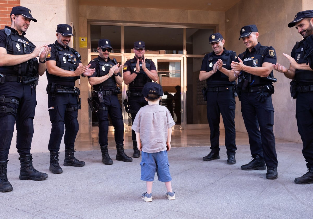 El sueño de Marco, el niño que desafía a su enfermedad rara, de ser policía