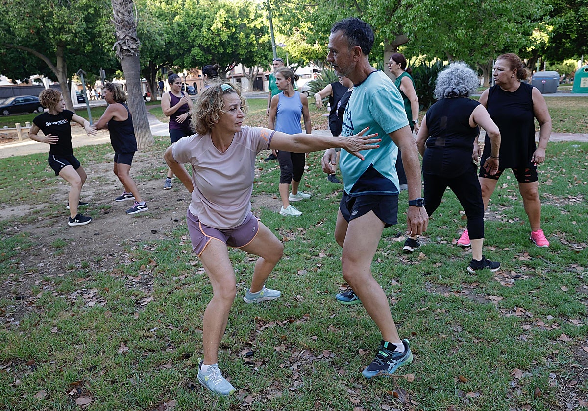 Los alumnos de una clase del Centro de Bienestar Clara Santiago practican deporte en el Parque de la Virgen de las Cañas de Puerto de la Torre.
