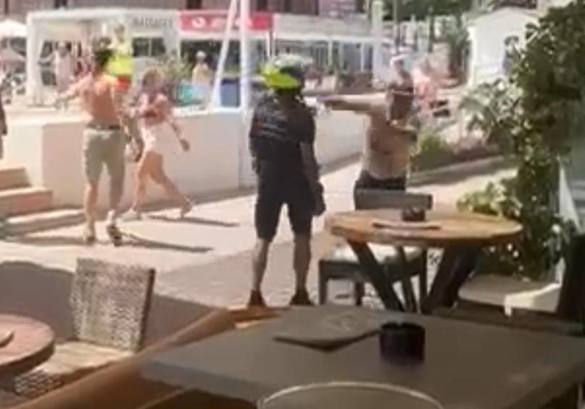 Un botellazo, posible detonante del altercado entre Policía Local y manteros en Marbella