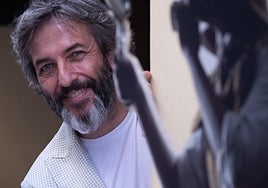 Óscar Rosa posa en el pub Sherlock Holmes del Centro de Málaga.