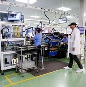 Trabajadores de la tecnológica Denso Ten, en su fábrica de Málaga.