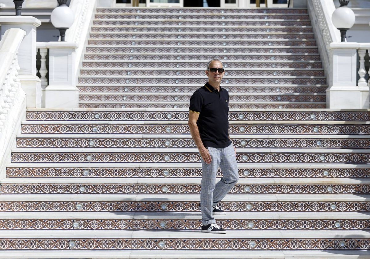 Rafael Rodríguez, en la escalinata del hotel Miramar