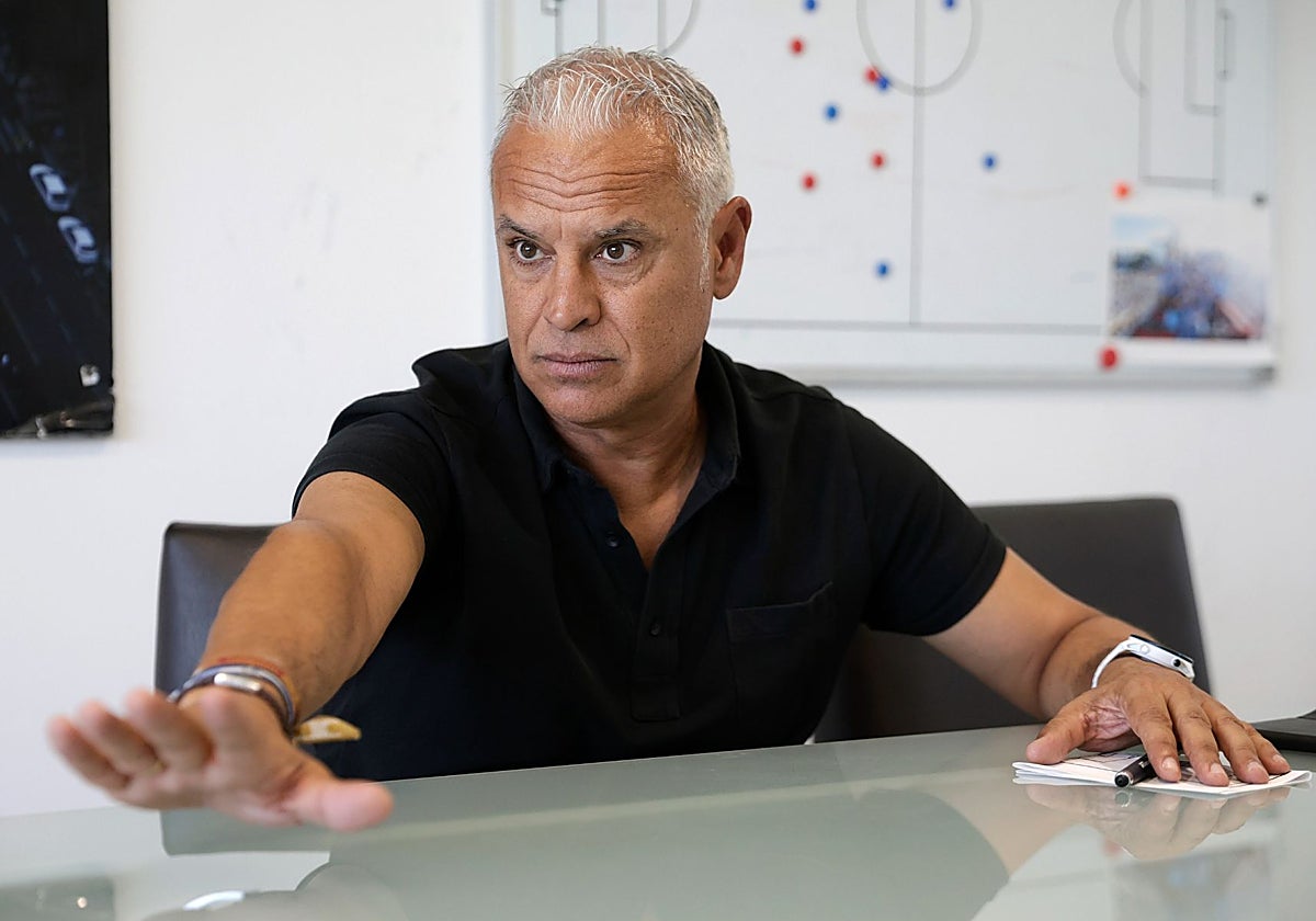 Sergio Pellicer, en su despacho de La Rosaleda durante la entrevista con SUR.