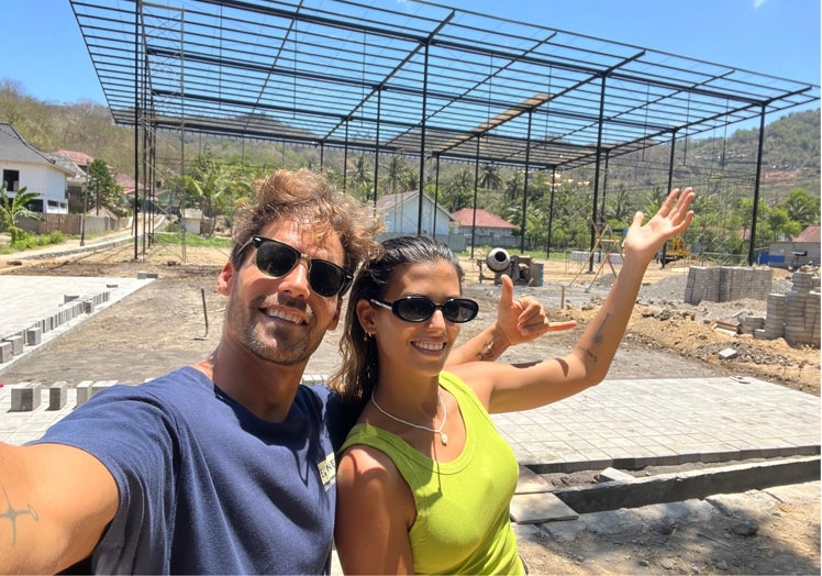 Cristian y Natalia, durante la construcción del club.