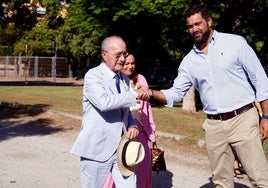 El alcalde de Málaga, Francisco de la Torre, saluda al concejal del Área de Deporte del Ayuntamiento, Borja Vivas, durante el acto de presentación del centro deportivo inclusivo.