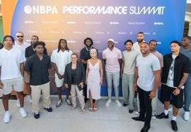Los jugadores de la NBA con la alcaldesa de Fuengirola y la consejera de Deportes de la Junta.