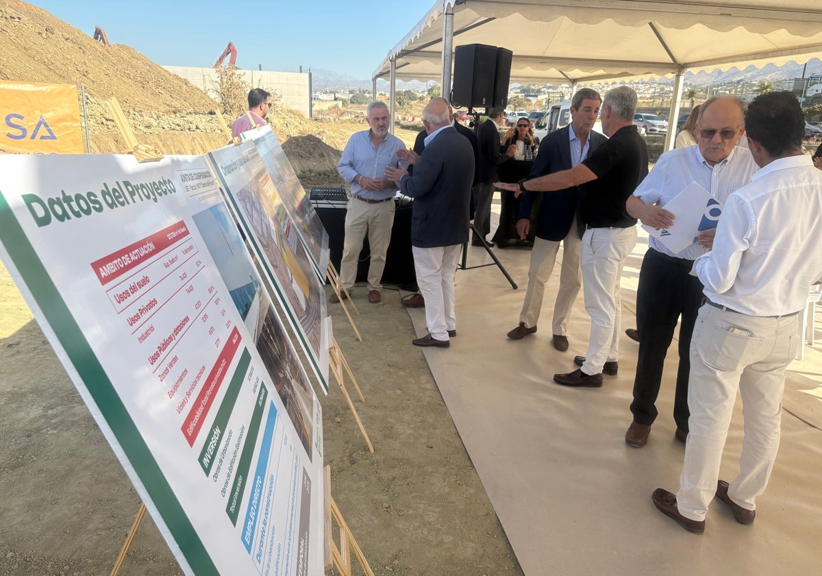 Imagen principal - Tres imágenes del acto de colocación de la primera piedra de los nuevos suelos industriales en Vélez-Málaga.