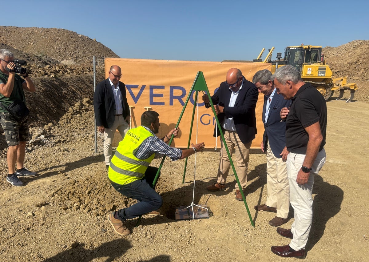 Imagen secundaria 1 - Tres imágenes del acto de colocación de la primera piedra de los nuevos suelos industriales en Vélez-Málaga.