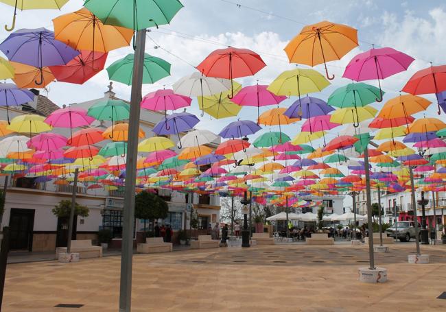 Sombrillas de colores en Torrox Pueblo
