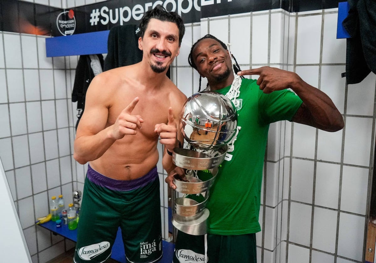 Djedovic y Perry, con el trofeo de la Supercopa.