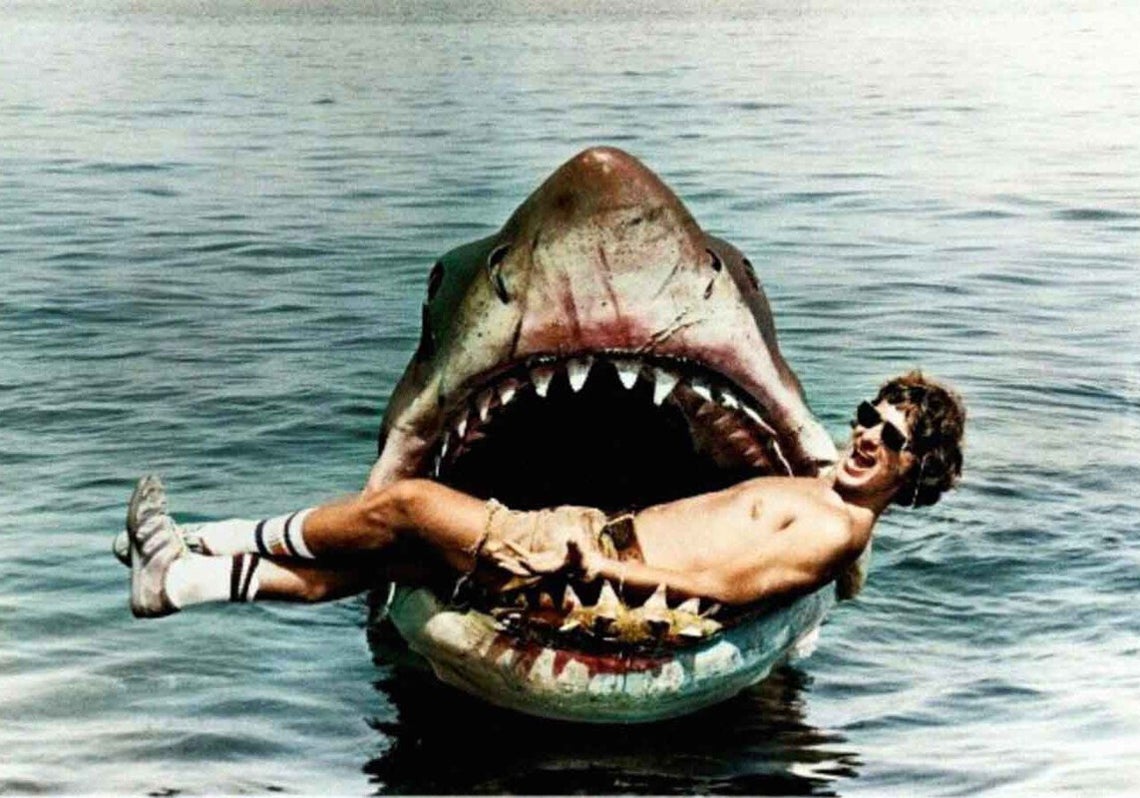 Un joven Steven Spielberg en las fauces de 'Bruce', uno de los tres tiburones mecánicos usados en la película.