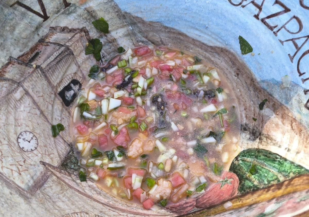 Imagen principal - Gazpacho de los tres golpes. Cada primer sábado de agosto se hacen unos mil litros para repartir gratuitamente. Cuenco con gazpacho de Alfarnatejo