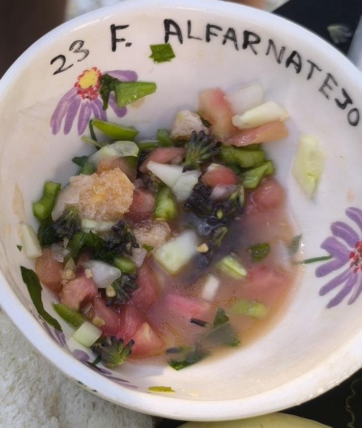 Imagen secundaria 2 - Gazpacho de los tres golpes. Cada primer sábado de agosto se hacen unos mil litros para repartir gratuitamente. Cuenco con gazpacho de Alfarnatejo