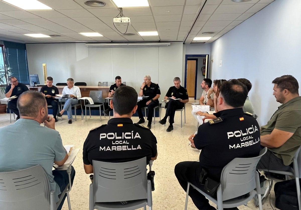 Reunión de coordinación para planificar el dispositivo de seguridad de los cinco conciertos.