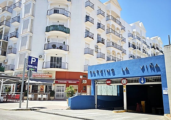 Entrada al parking La Viña en Estepona en la calle Melilla.