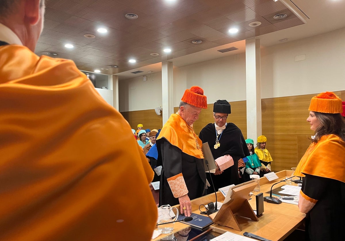 Imagen principal - Momentos de la investidura como doctor honoris causa a Jorge Martínez-Vázquez.