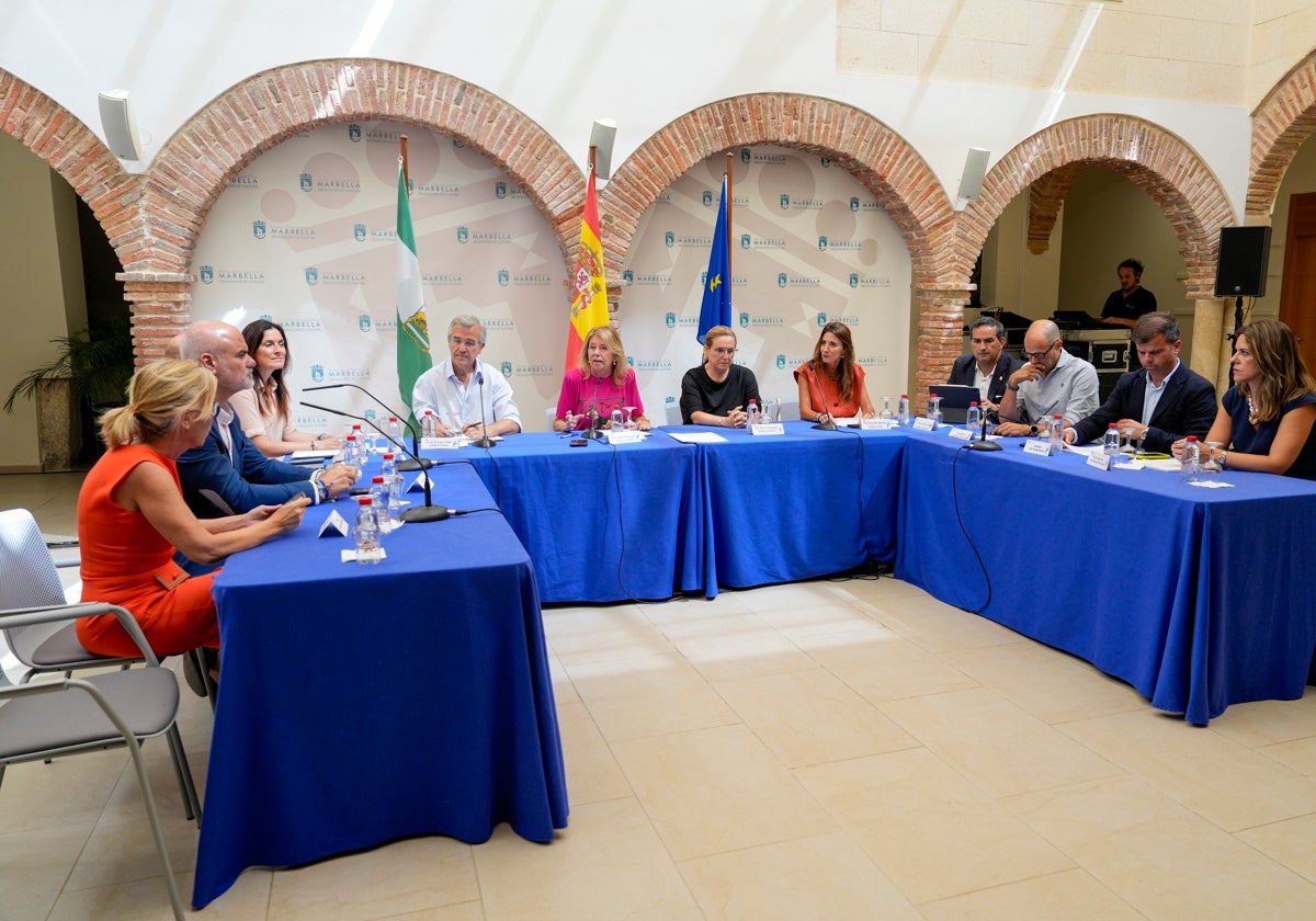 Los alcaldes de la Costa del Sol Occidental y representantes institucionales de Cádiz, esta mañana en Marbella.