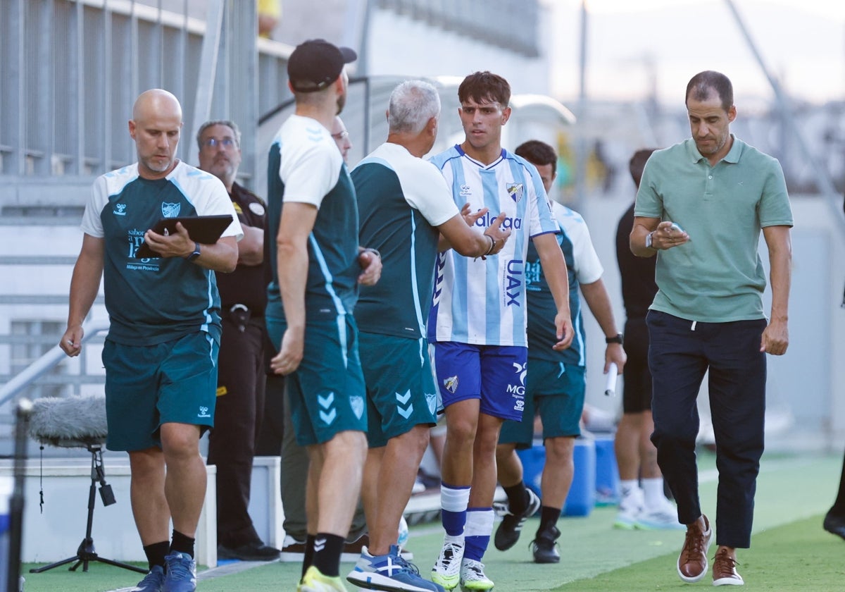 Izan Merino, cuando fue sustituido en la segunda parte del estreno del Málaga esta pretemporada, el sábado ante el Antequera.